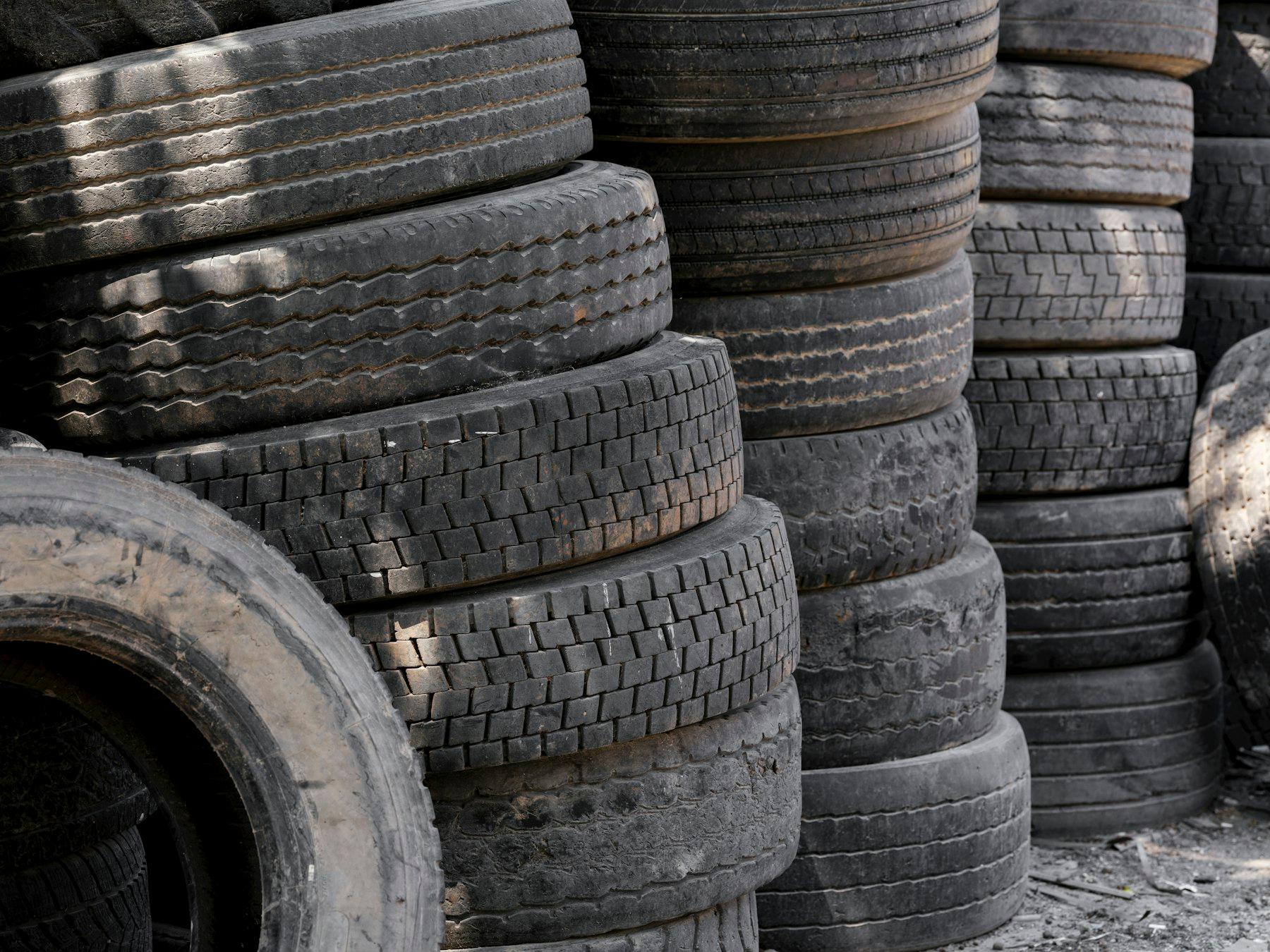 Pneus usagés empilés dans une zone de recyclage